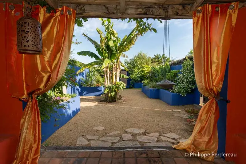Le patio marocain et ses voilages orangés