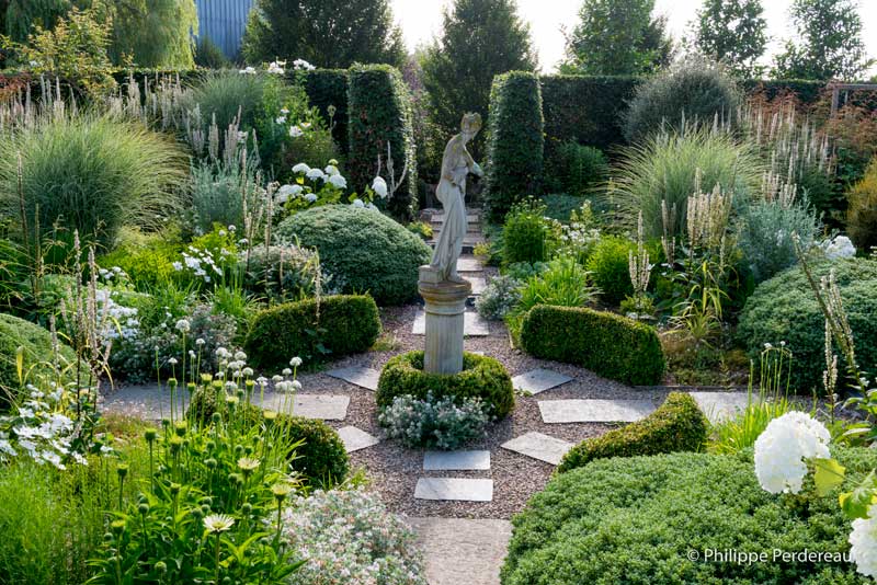 Allée symétrique bordée de haies dans les jardins de Kerfouler