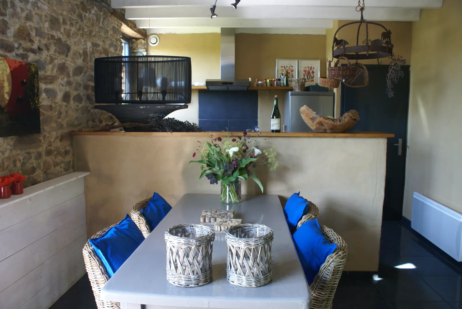 La table à manger et la cuisine ouverte du gîte