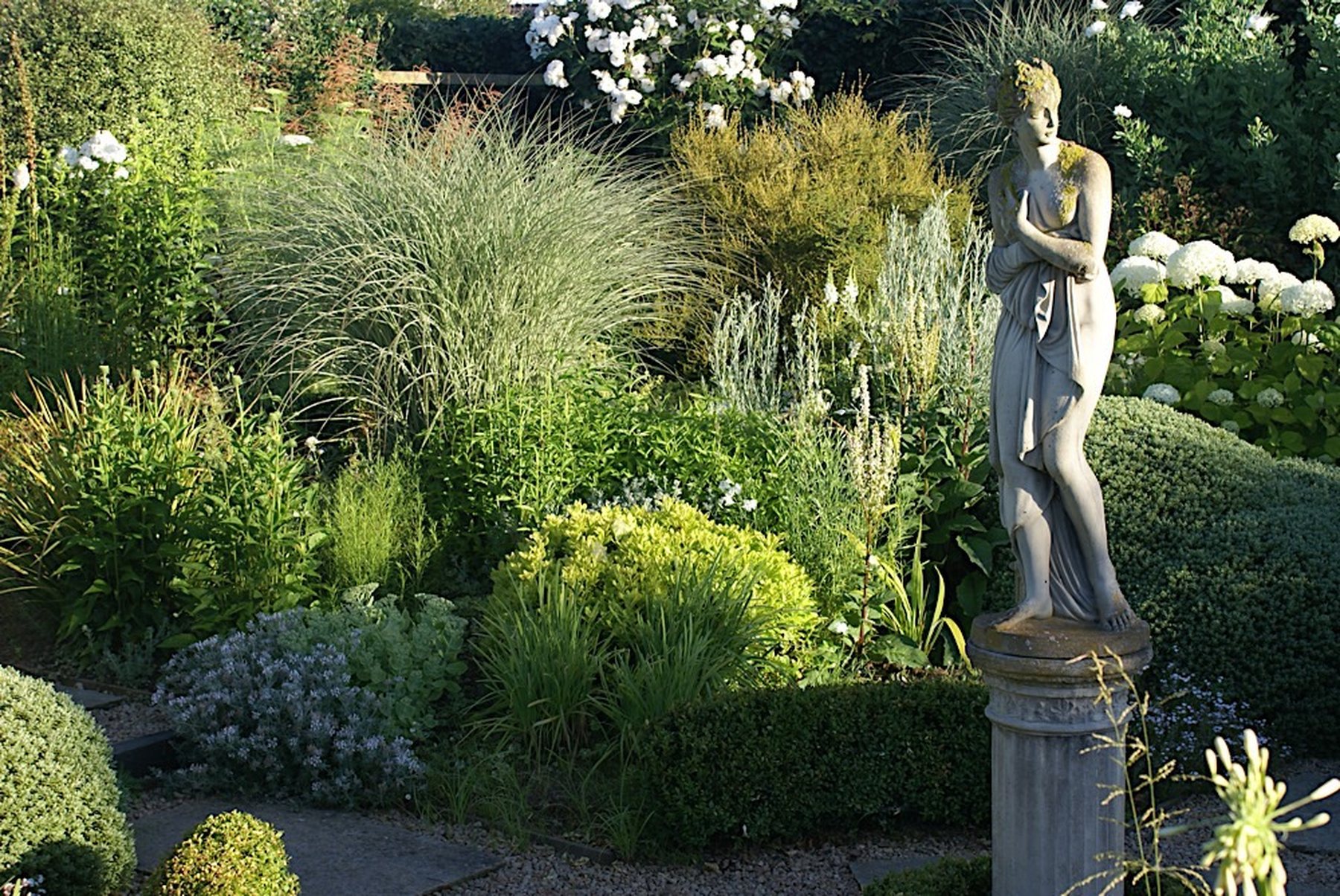 Hanneke und Erwin in den Gärten, bei der Statue