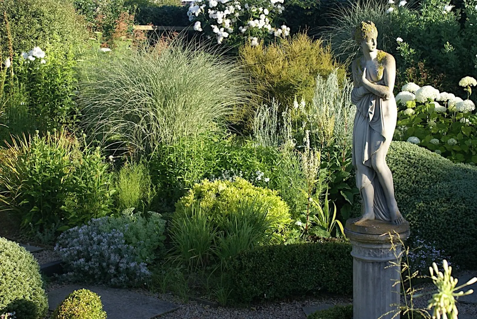 Hanneke et Erwin dans les jardins, près de la statue