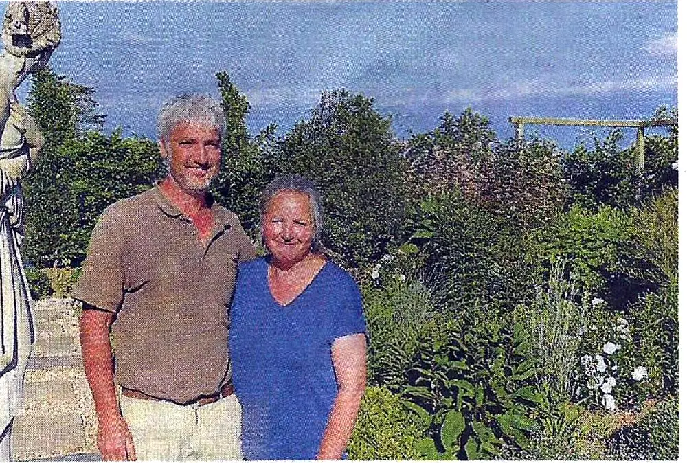 Hanneke et Erwin dans les jardins, près de la statue