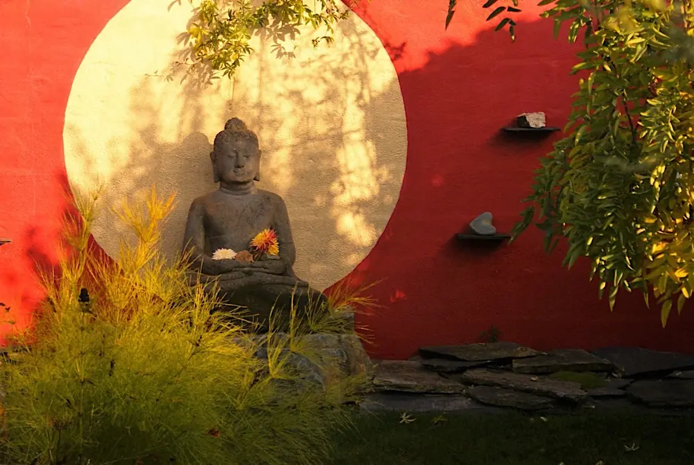 Statue de Bouddha du jardin Zen en Bretagne
