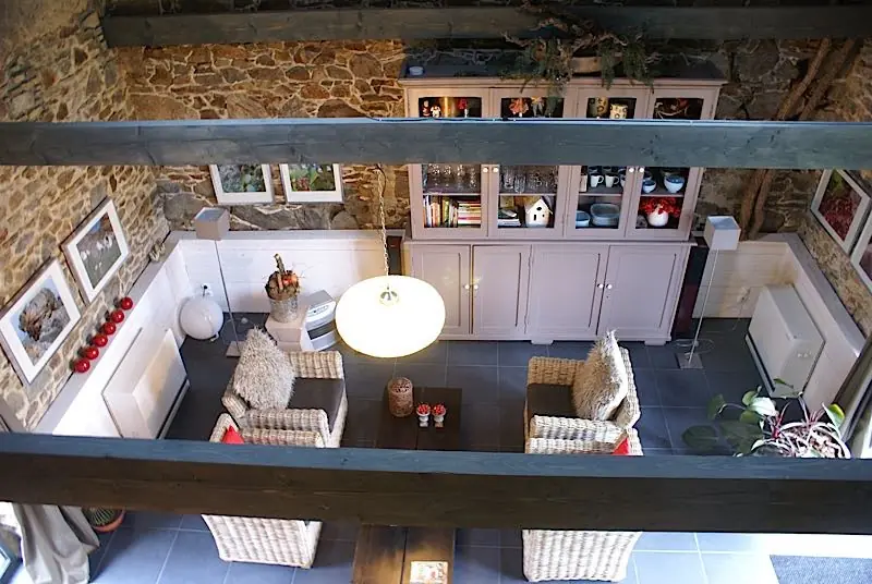 Le salon du gîte et ses murs en granit