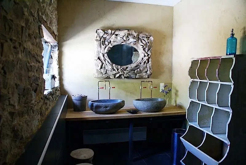 La salle de bain et ses vasques en pierre