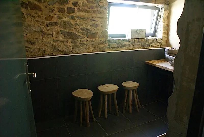 La douche et ses tabourets en bois