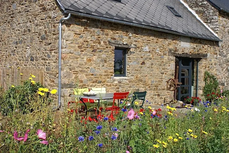 La table de la terrasse devant la longère en granit