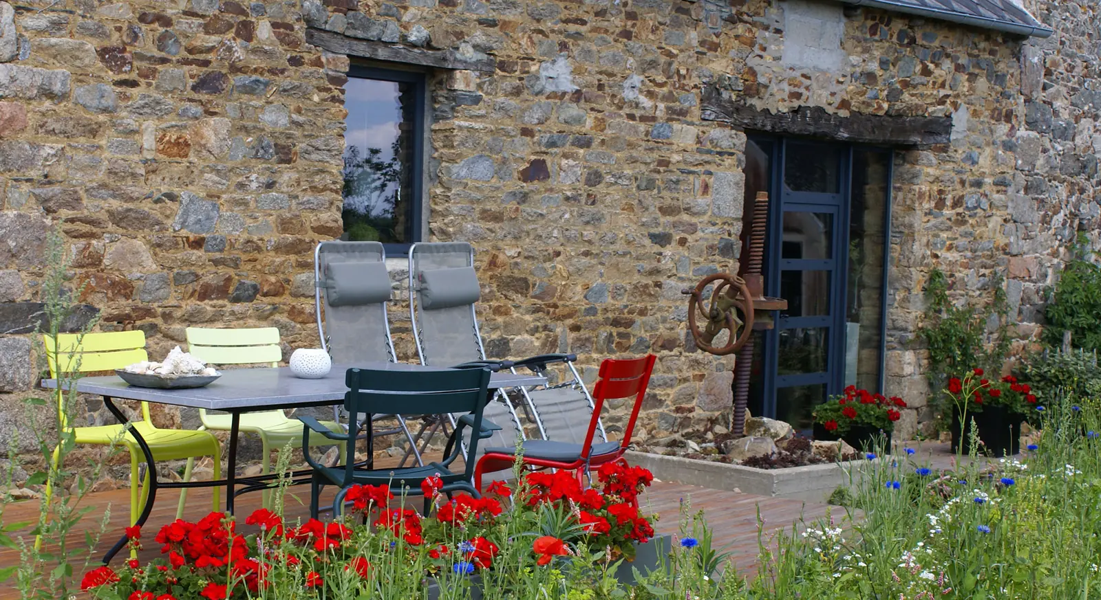 La terrasse en bois et les transats